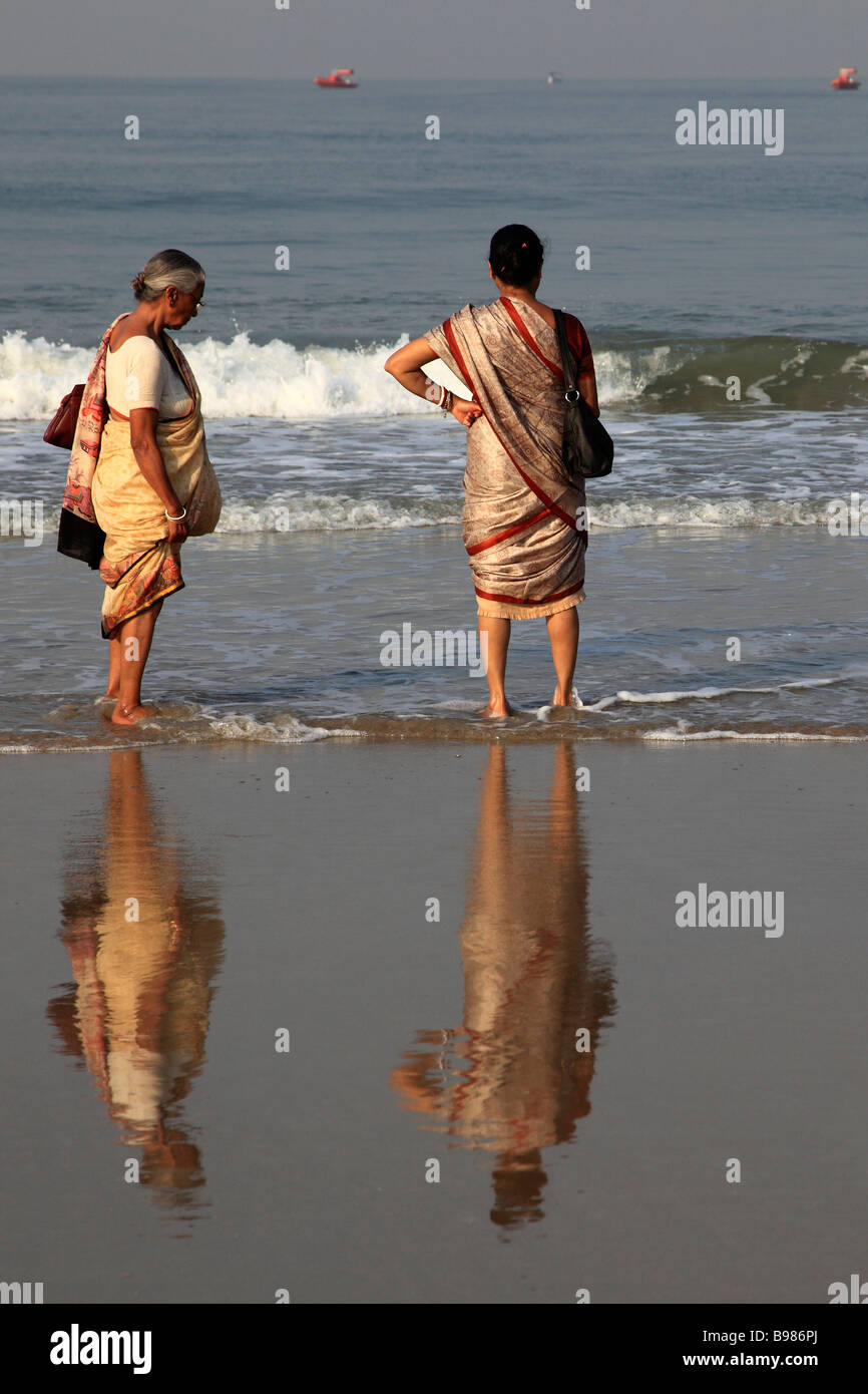 India Goa Colva beach le donne indiane in sari Foto Stock
