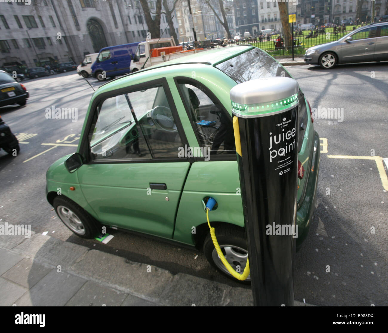 Il veicolo elettrico essendo addebitato, Westminster, London Foto Stock
