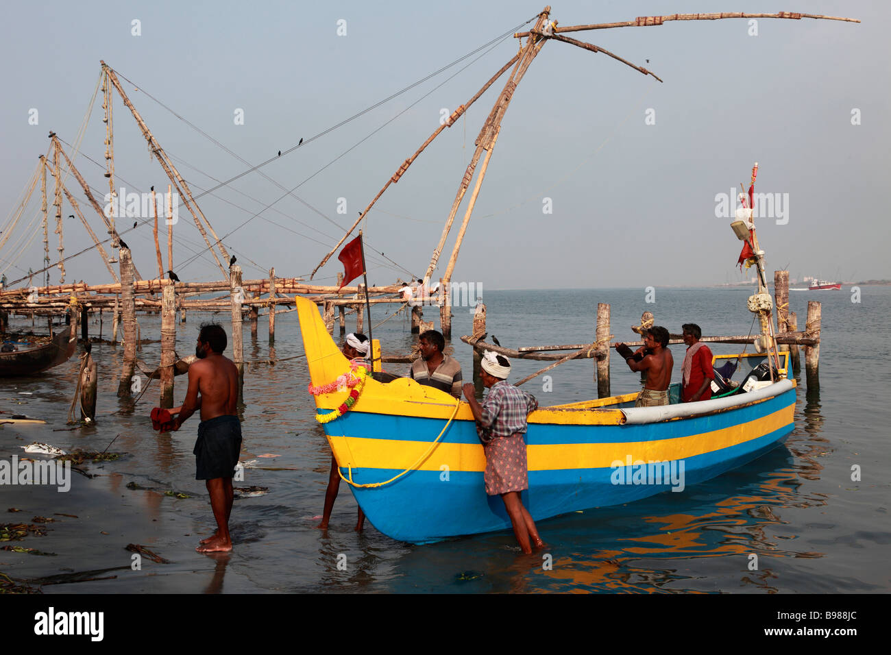 India Kerala Kochi Fort Cochin barca da pesca cinese di reti da pesca Foto Stock