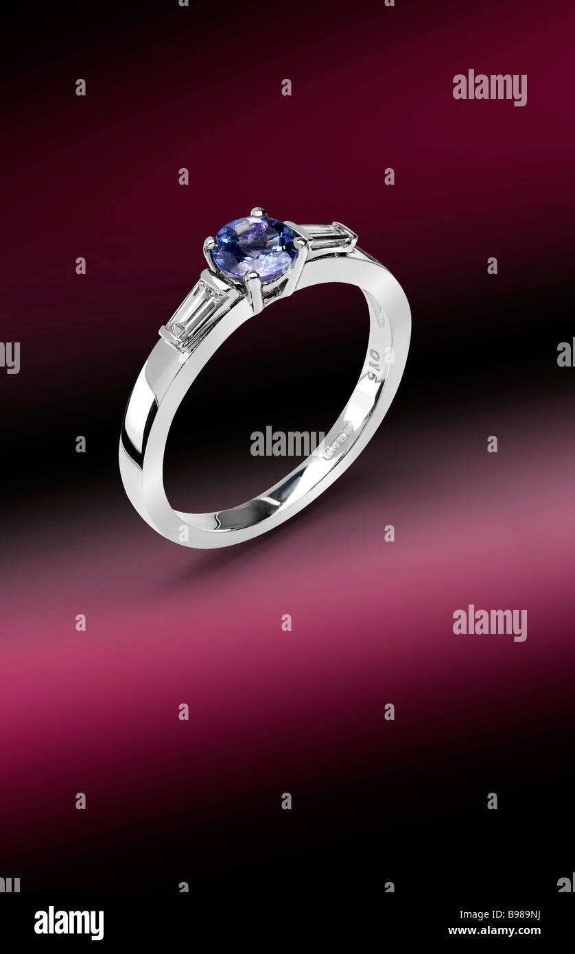 La tanzanite anello di fidanzamento su oro bianco Foto Stock