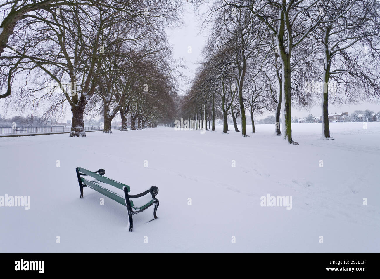 Wandsworth Park, Putney, Londra, sotto un fresco strato di neve durante la più pesante nevicata nella capitale per 18 anni. Foto Stock
