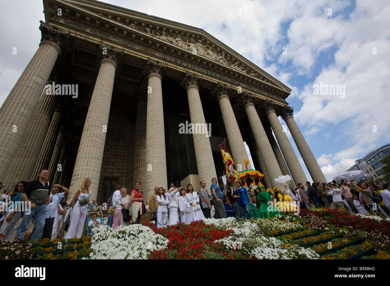 Fiori decorano i passi della chiesa della Madeleine in un afro-brasiliano rituale importato da Salvado de Bahia di Parigi, Francia. Foto Stock