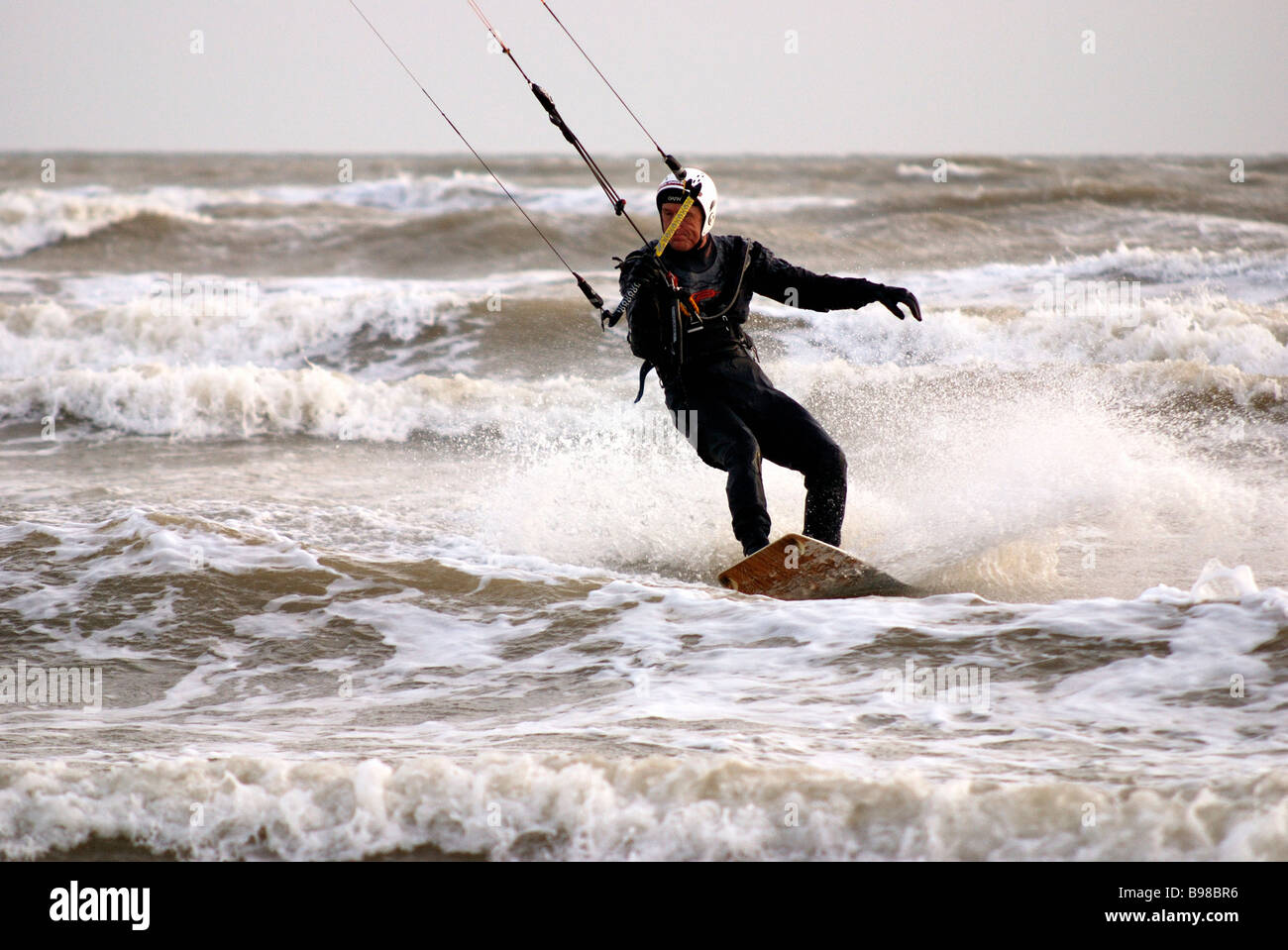 "Kite surfer" in un mare mosso Foto Stock