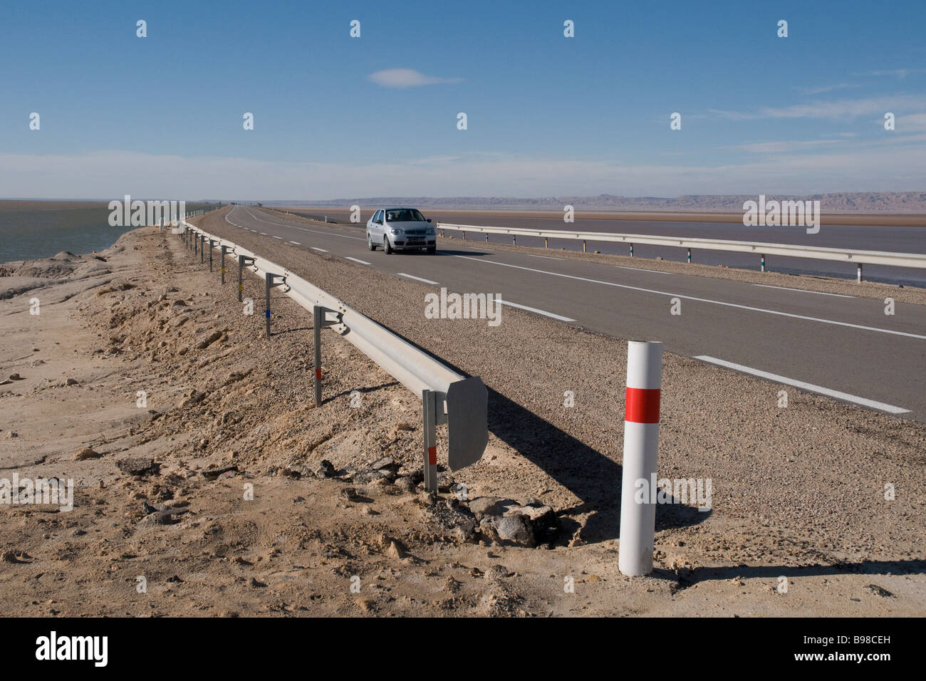 Due tunisino città meridionale, Douz e Tozeur, sono uniti da una strada asfaltata costruita attraverso una grande vendita lago Chott el Jerid Foto Stock