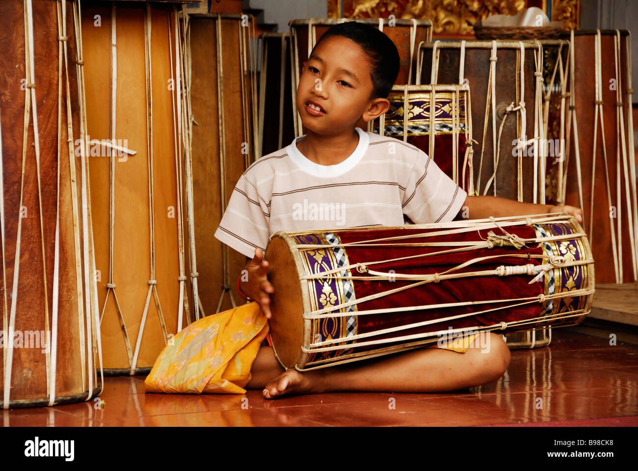 Ragazzo Balinese riproduzione tradizionale balinese tamburo,Bali, Indonesia. Foto Stock