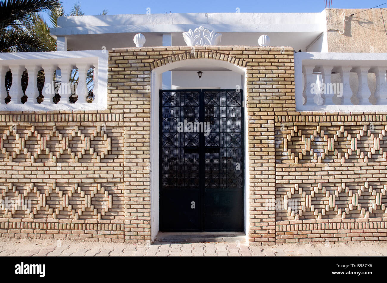 La maggior parte delle costruzioni nel sud tunisino città di Tozeur sono costruiti da sabbia e mattoni colorati stratificato a motivi geometrici Foto Stock