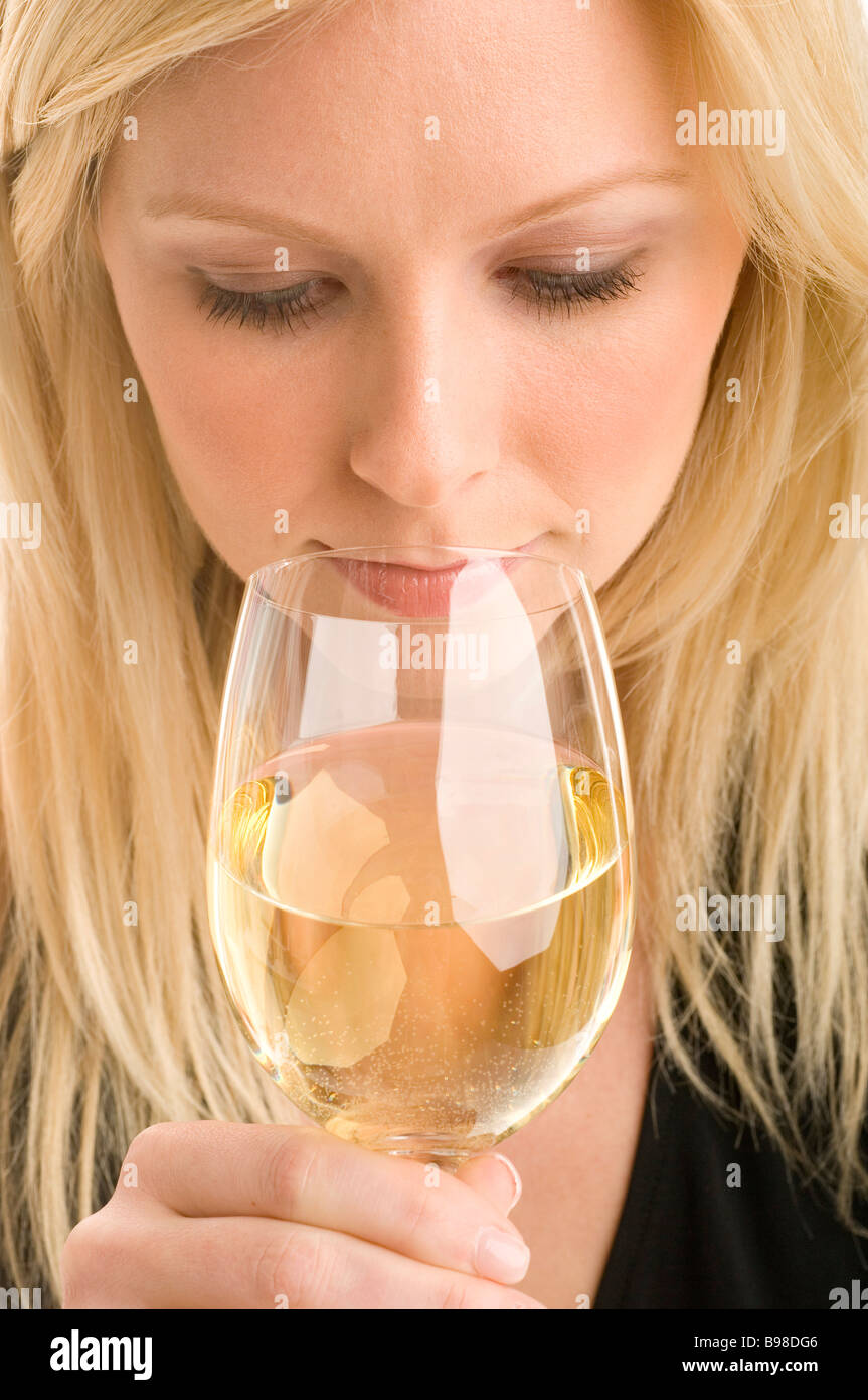 Close-up di un attraente donna bionda circa per sorseggiare un bicchiere di champagne Foto Stock