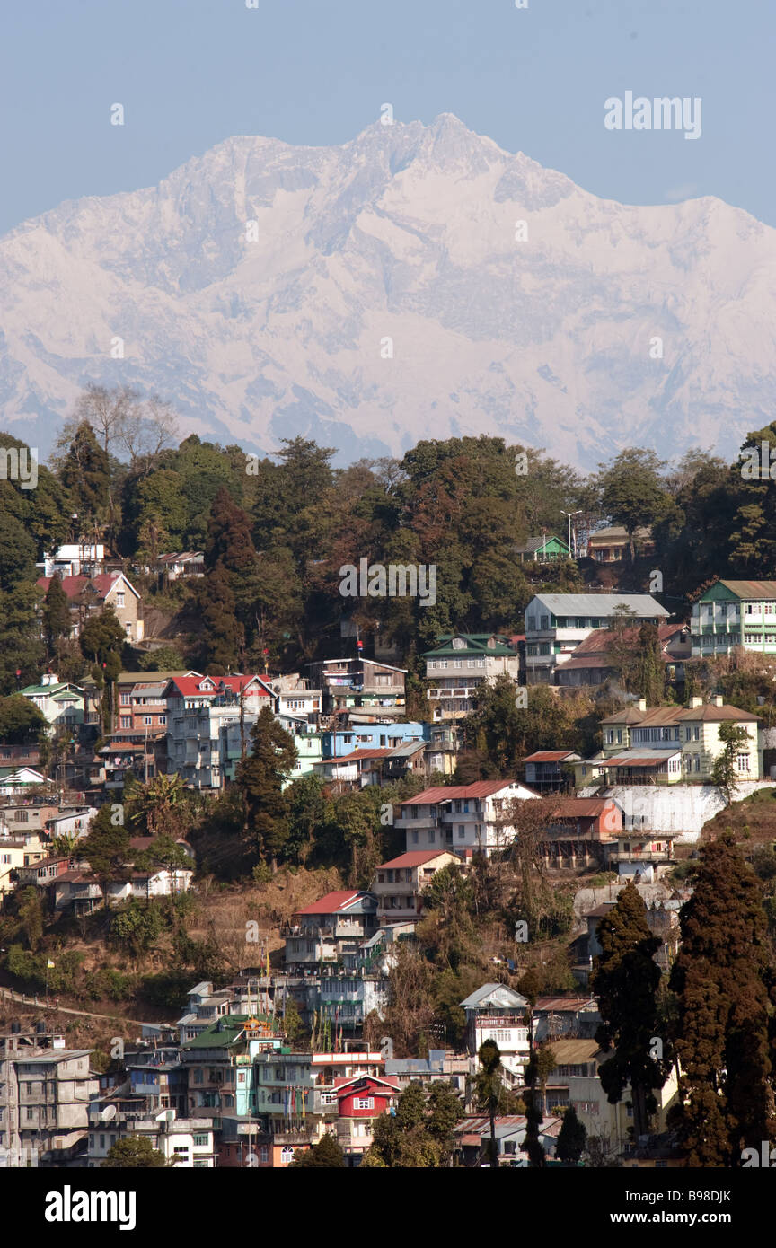 Himalaya salire al di sopra della città di Darjeeling sul Shiwalik Colline del Bengala Occidentale in India. Foto Stock