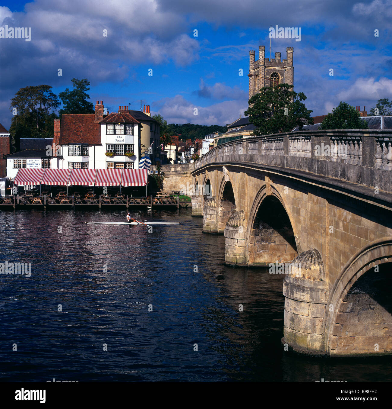 Ponte di pietra sul fiume Tamigi a Henley on Thames, con vogatore sul fiume e Angelo pub e la chiesa di Santa Maria dietro Foto Stock