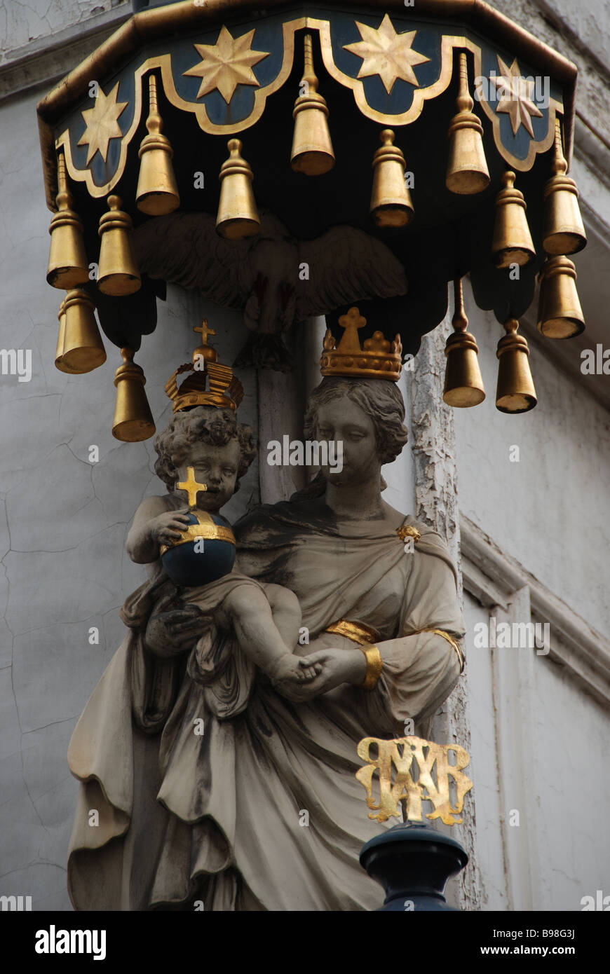 Statua religiosa su un angolo di strada in Anversa, Belgio Foto Stock
