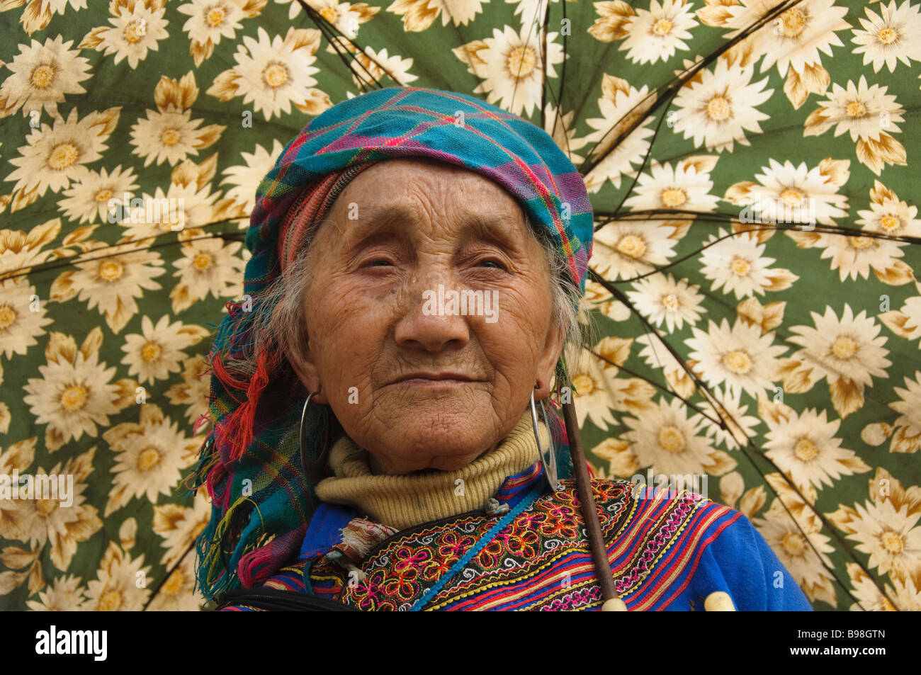 Antico Fiore donna Hmong nel mercato Cau figlio vicino a Bac Ha Vietnam Foto Stock