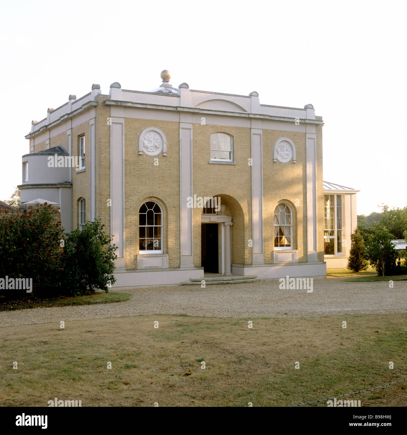 Vista in elevazione posteriore di un neo-classica NUOVA - Costruita Villa nella campagna inglese Foto Stock