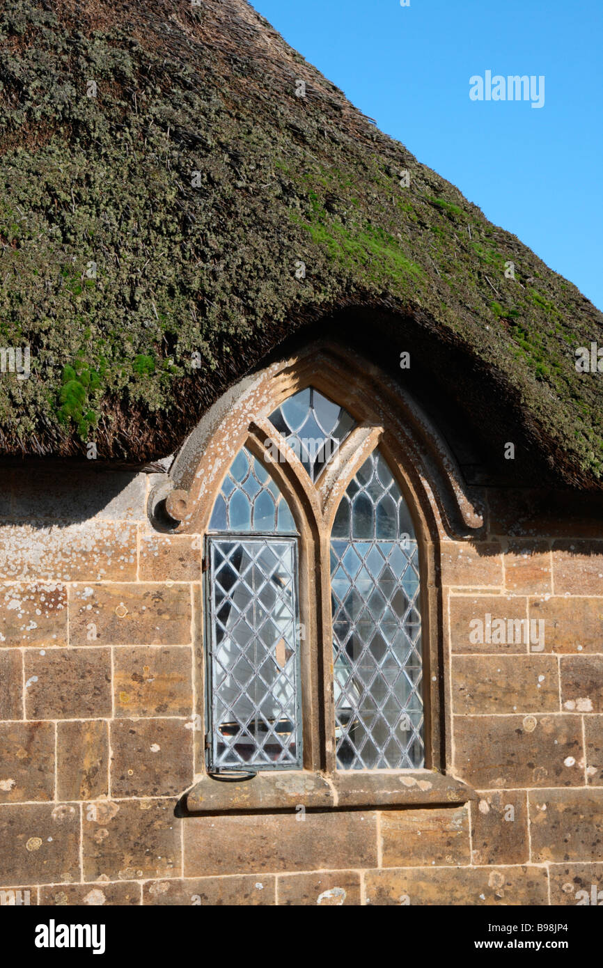 Inizio del XIX secolo la finestra pittoresca sotto il tetto di paglia al West Lodge Chard Somerset Foto Stock
