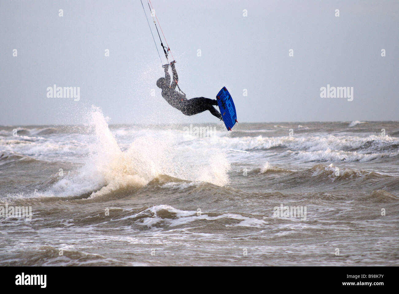 Kitesurfer off saltando attraverso l'aria fuori onda Foto Stock