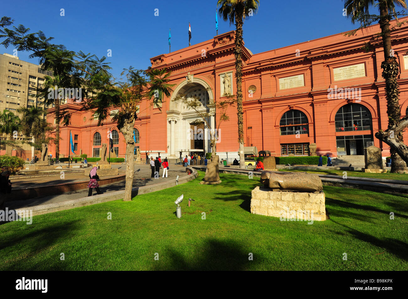 Egitto al Cairo il Museo Egizio esterno museo di antichità e cultura antica Foto Stock