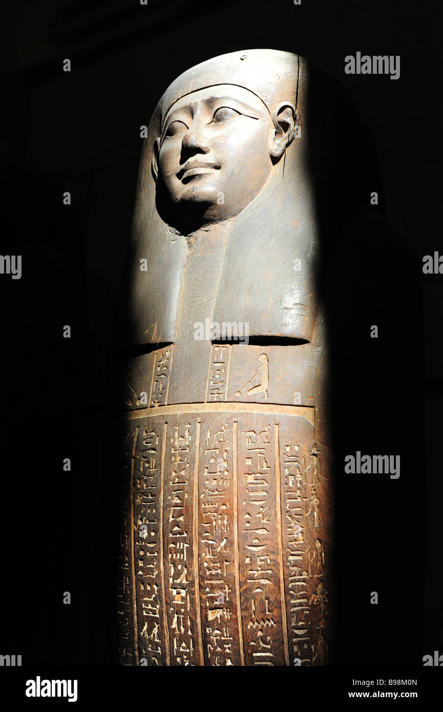 Egitto al Cairo il Museo Egizio interno museo di antichità e cultura antica vista di una bara di legno in un fascio di luce Foto Stock