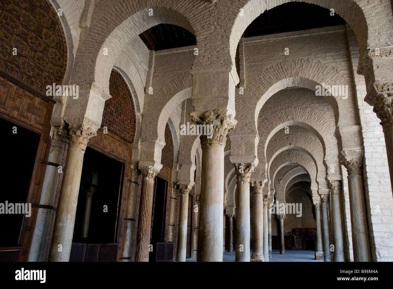 In Tunisia la città santa di Kairouan una squisita colonnato di archi segna l'ingresso al centro storico della Grande Moschea Foto Stock