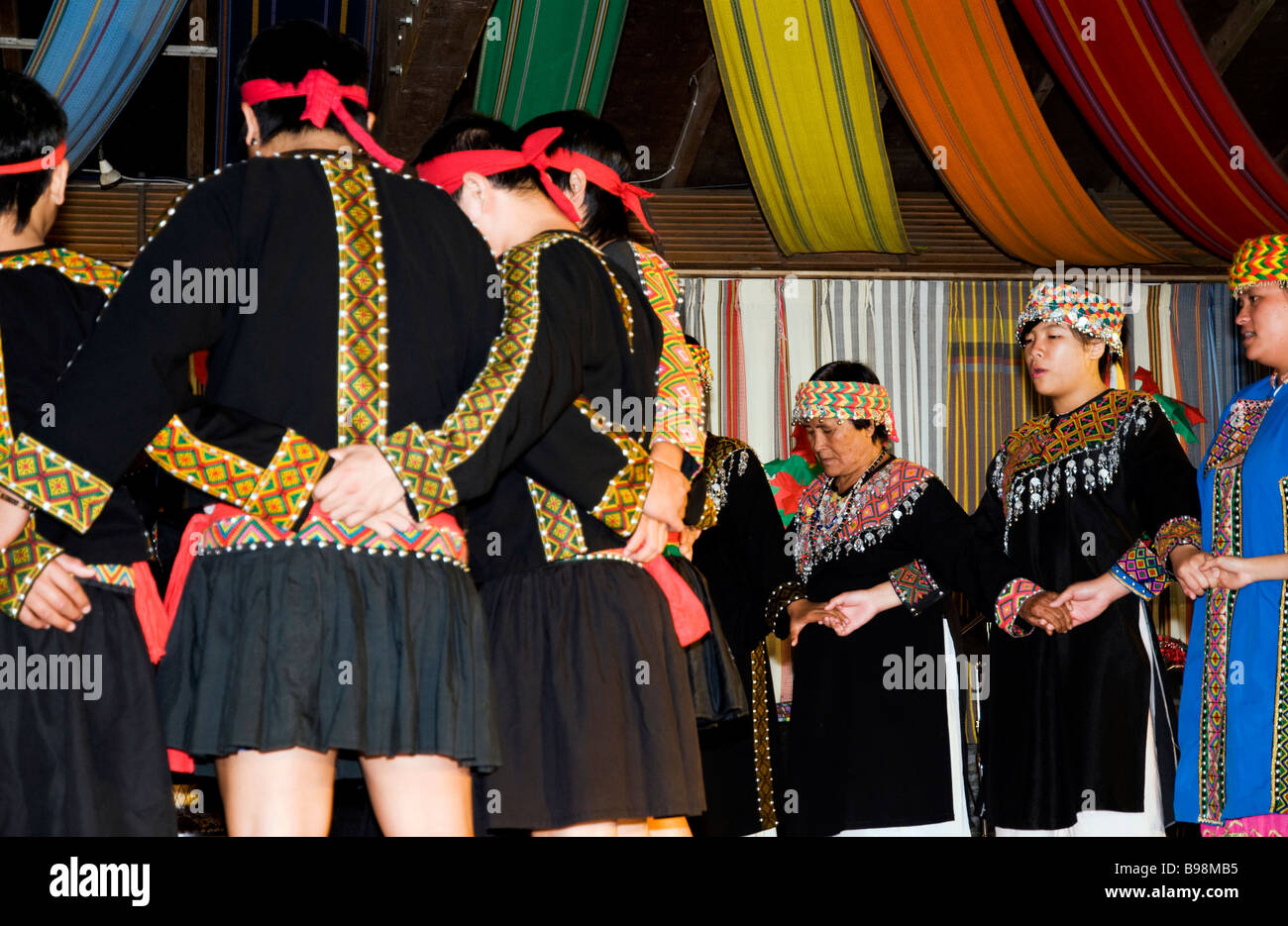 Danze tradizionali degli aborigeni taiwanesi Bunun tribù Foto Stock