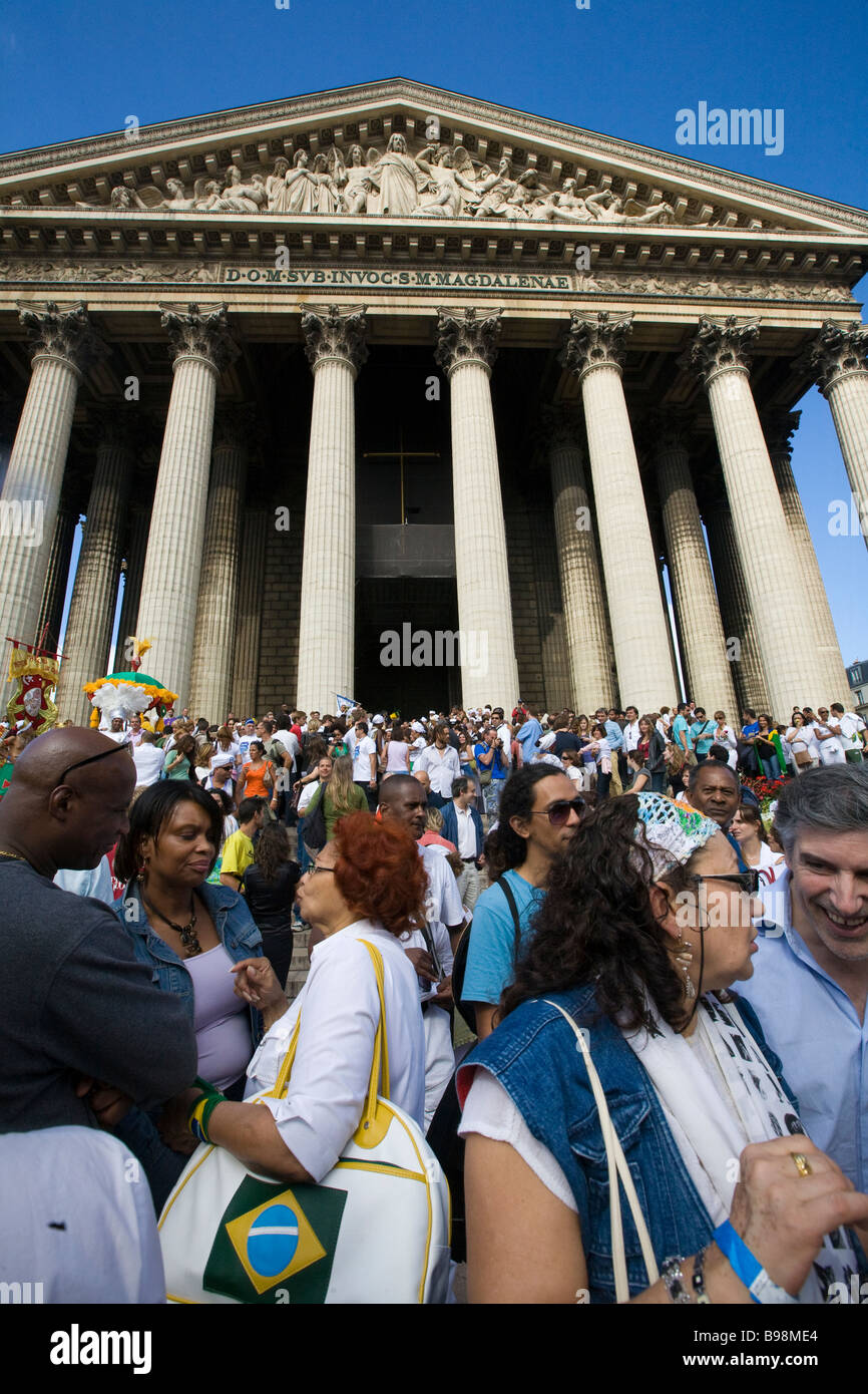 La folla celebra afro-brasiliano cerimonia di pulizia importati per la chiesa della Madeleine a Parigi, Francia Foto Stock