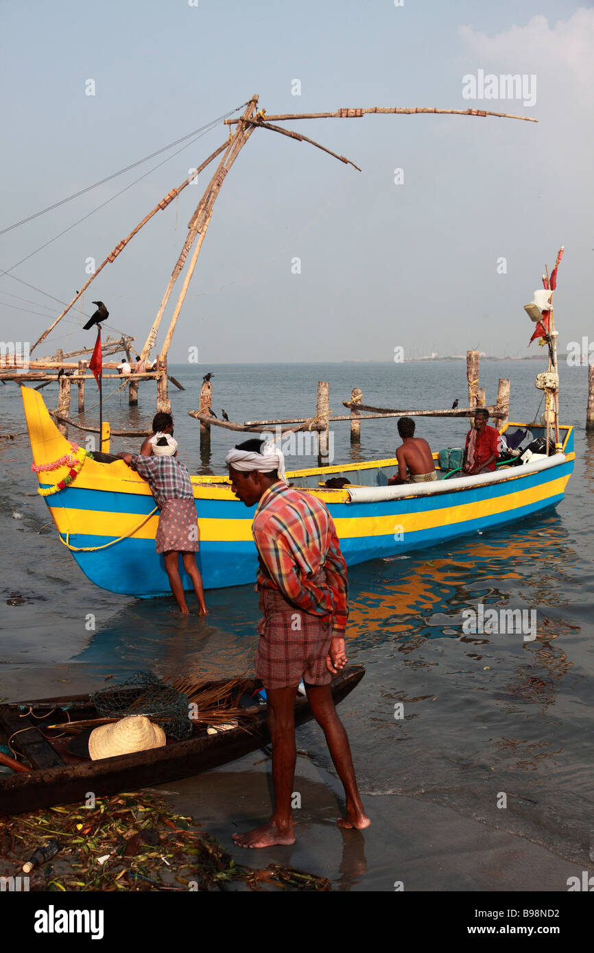 India Kerala Kochi Fort Cochin barca da pesca cinese di reti da pesca Foto Stock