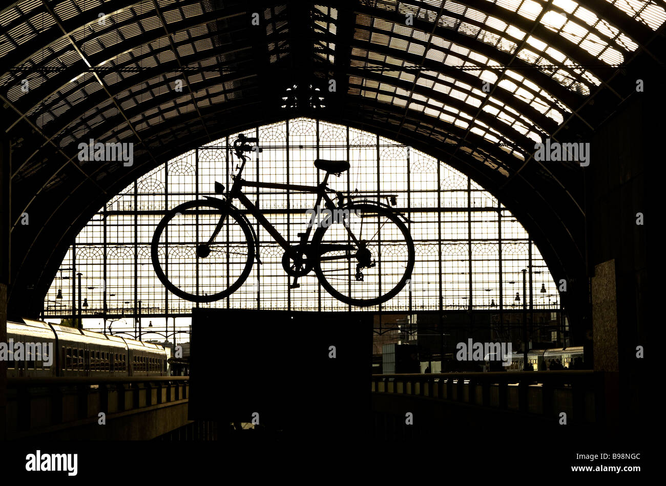Vecchio vintage bicicletta appesa ad un soffitto ad Anversa stazione ferroviaria Foto Stock