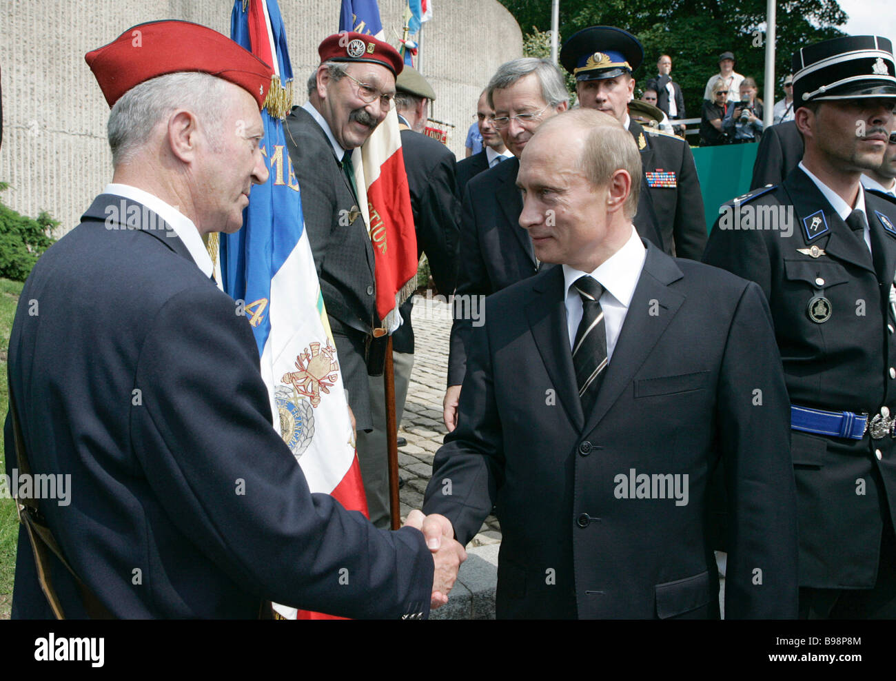 Il presidente russo Vladimir Putin saluto seconda guerra mondiale veterani  accanto al fuoco eterno tomba in Lussemburgo Foto stock - Alamy