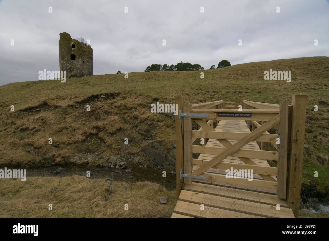 Passerella che conduce alla Torre Dryhope vicino a St Mary s Loch in Yarrow Valley Foto Stock