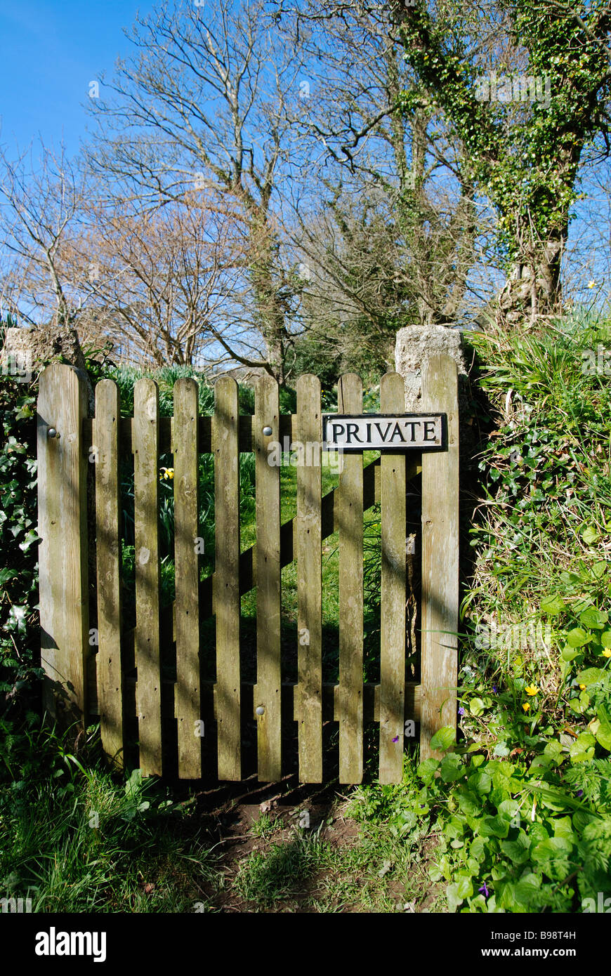 Una palizzata di gate di stile con un segno privato sul Foto Stock