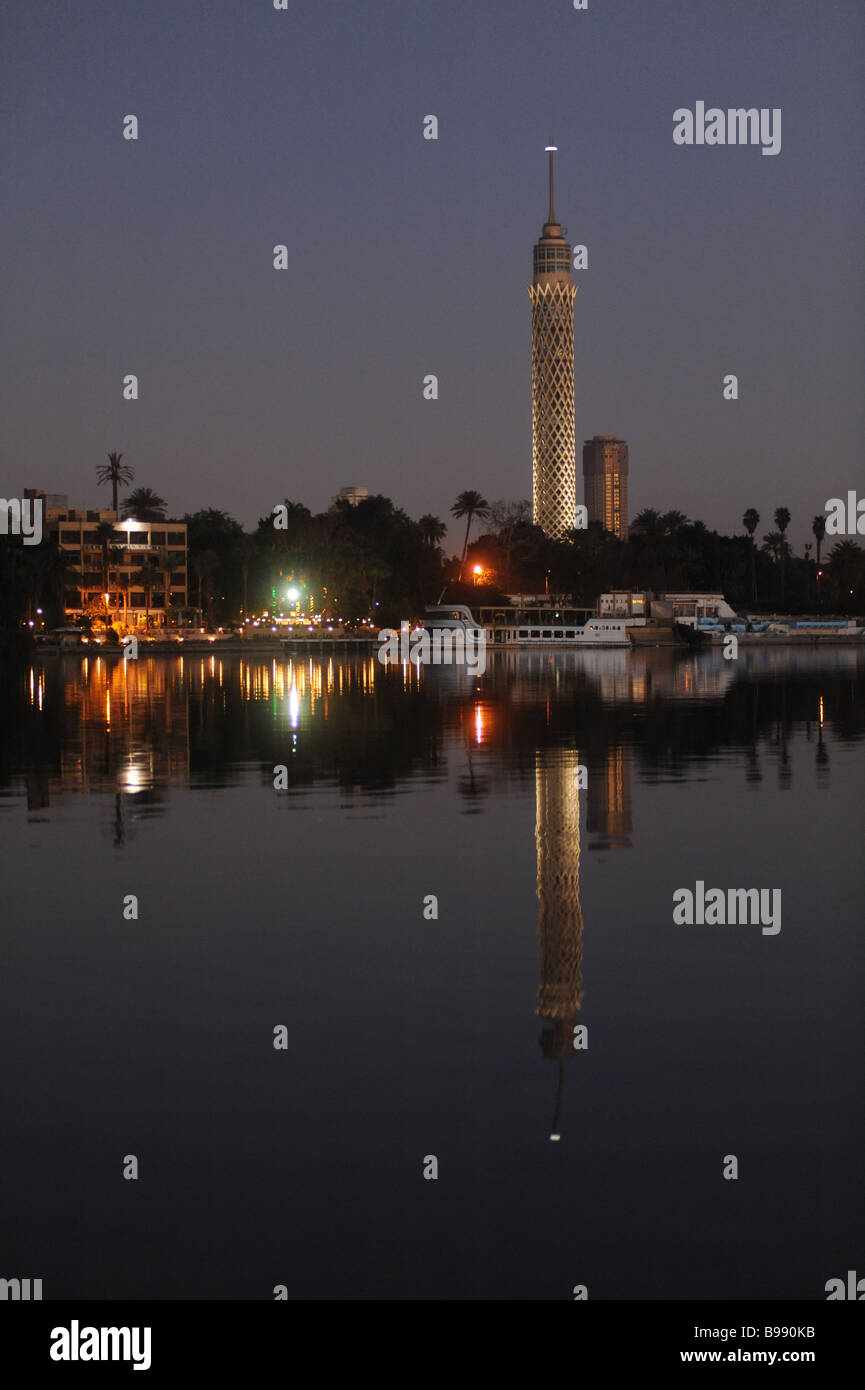 Il Cairo Egitto fiume Nilo di notte Il cairo tv tower Foto Stock