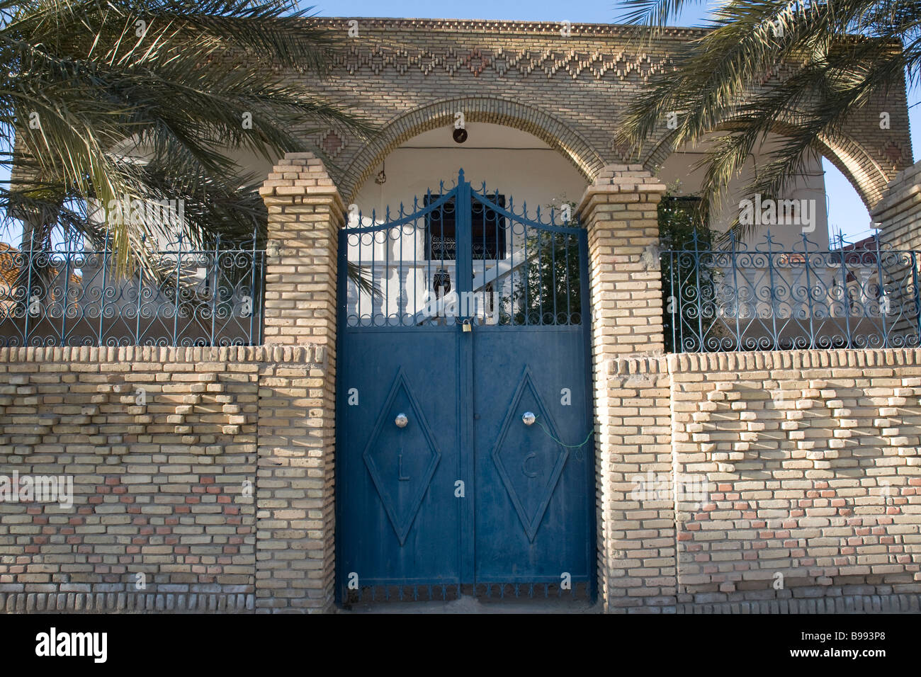 La maggior parte delle costruzioni nel sud tunisino città di Tozeur sono costruiti da sabbia e mattoni colorati stratificato a motivi geometrici Foto Stock
