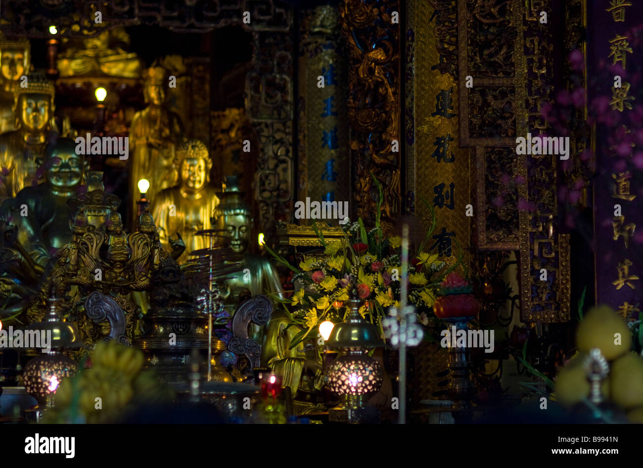 Il buio interiore del Tran Quoc Pagoda in Hanoi Vietnam Foto Stock