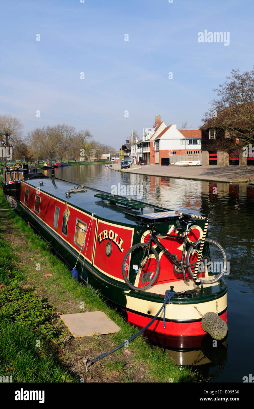 Houseboat e Boathouses canottaggio sul fiume Cam A Midsummer comune Inghilterra Cambridge Regno Unito Foto Stock