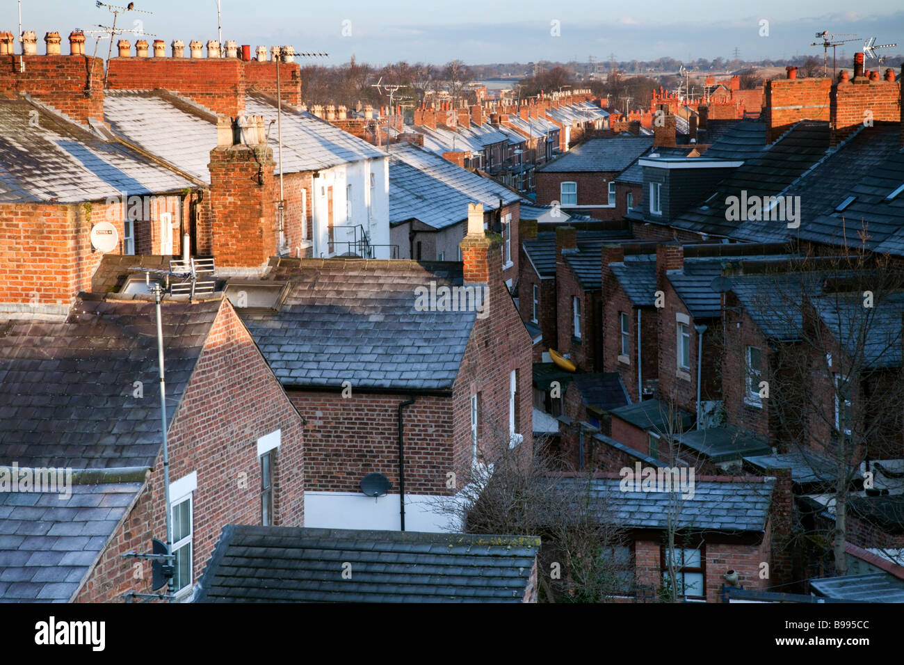 La mattina presto vista sopra i tetti delle case a schiera nella città di Chester, mostrando overcrouding di case nella città, Cheshire, Inghilterra, Regno Unito Foto Stock