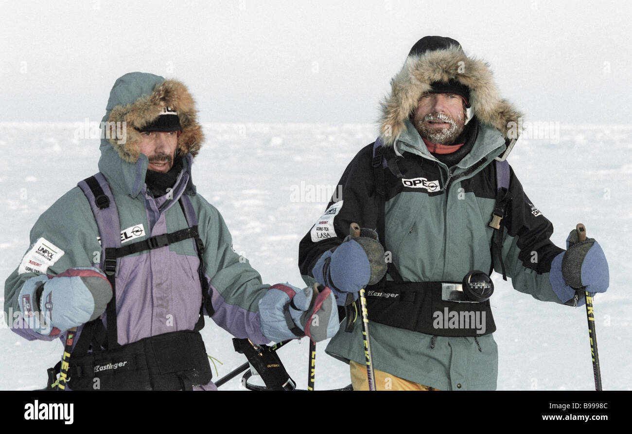 Ben noto gli alpinisti Messner fratelli inizio tour a piedi al Polo Nord  Foto stock - Alamy