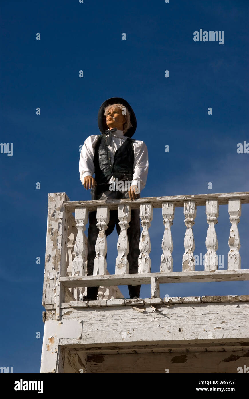 Pioneer museo vivente di storia a Phoenix in Arizona con gunfighter sul balcone della Vecchia Opera House. Foto Stock