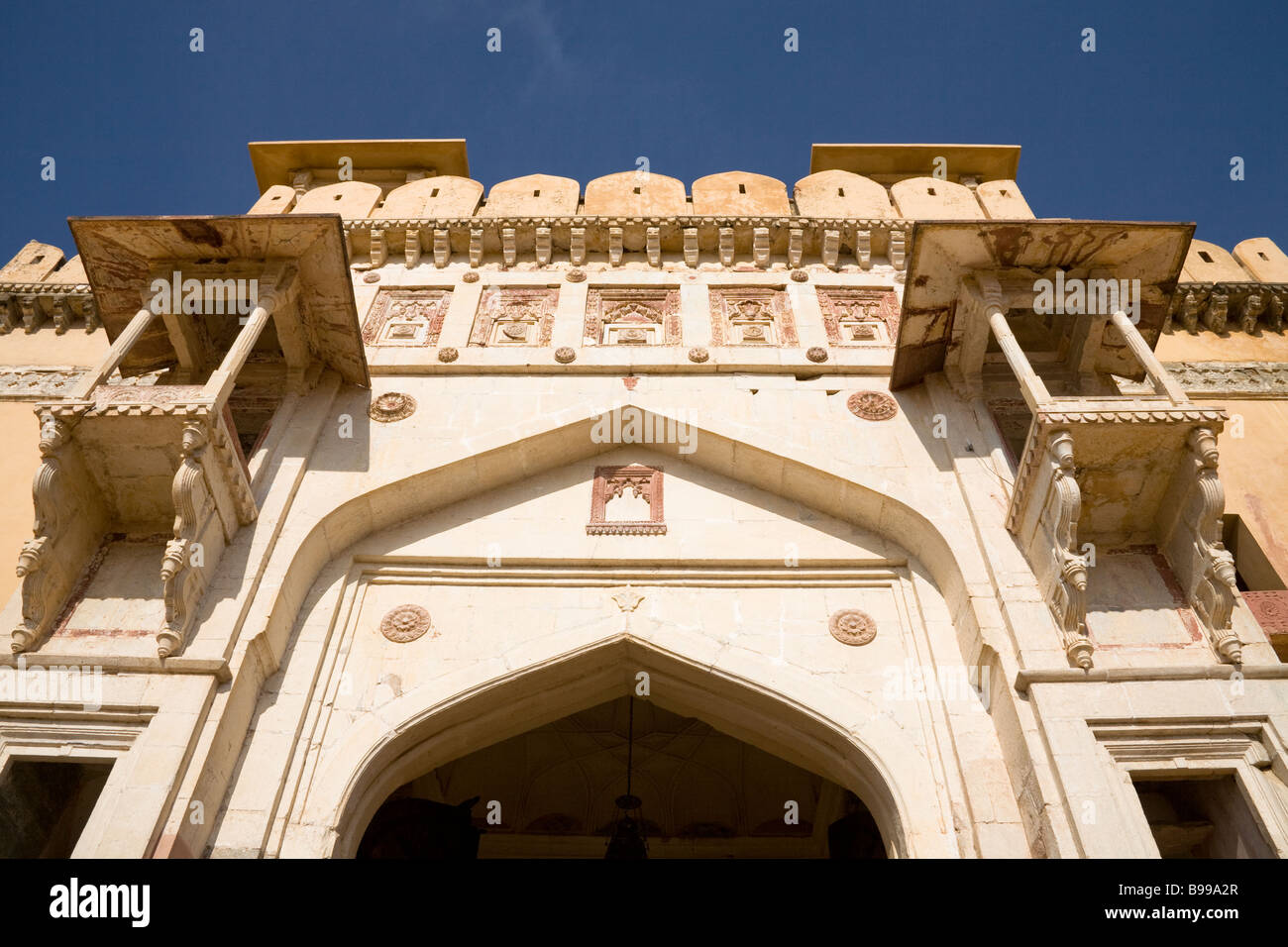 Vista di un gateway che conduce in Ambra Palace, noto anche come Forte Amber, ambra, vicino a Jaipur, Rajasthan, India Foto Stock