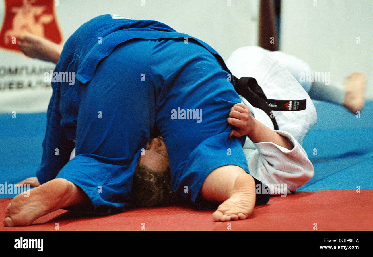 Il judo Super World Cup 2005 categoria di peso oltre 78 chili di una lotta tra il francese Cedrine Portez in bianco e russa Natalya Foto Stock