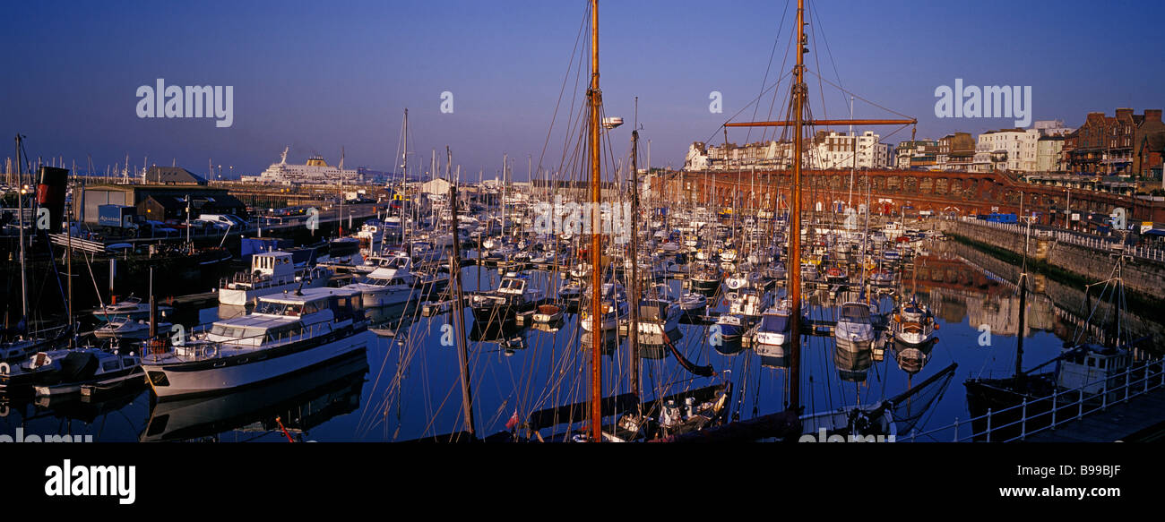 Paesaggio panoramico del Royal Harbour Marina. Porto di Ramsgate. Thanet. Kent. SE Inghilterra. Regno Unito Foto Stock