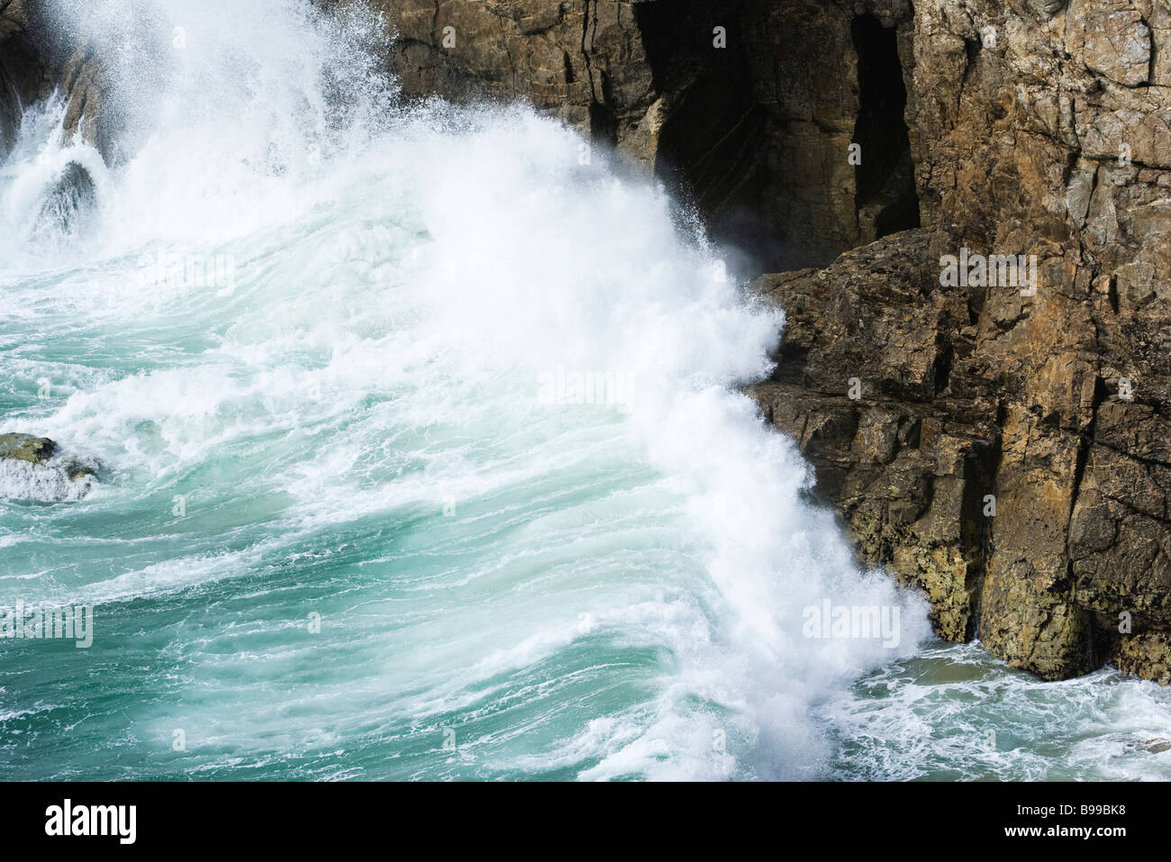 Onde che si infrangono contro la scogliera, close-up Foto Stock