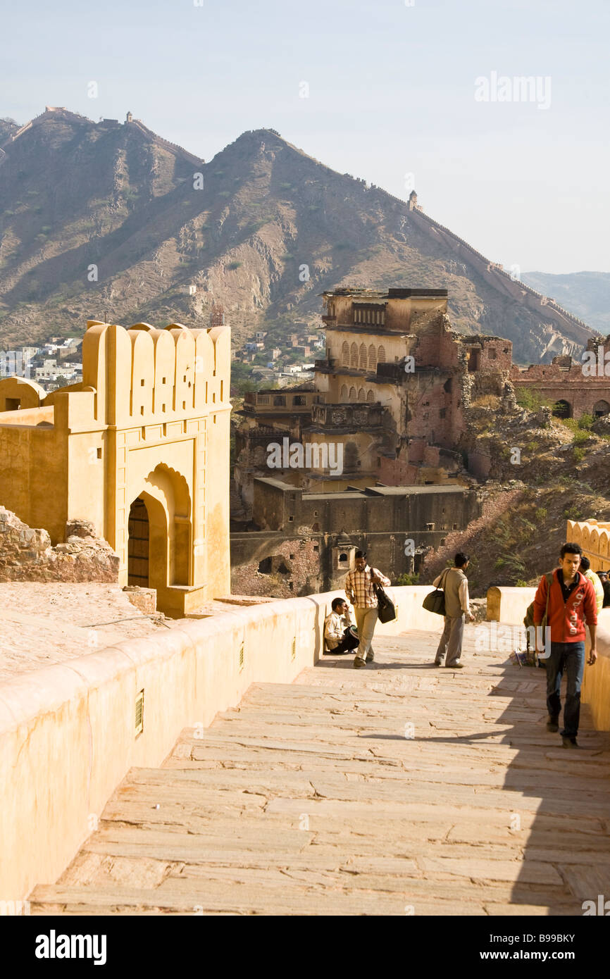 I turisti che visitano l'Ambra Palace, noto anche come Forte Amber, ambra, vicino a Jaipur, Rajasthan, India Foto Stock