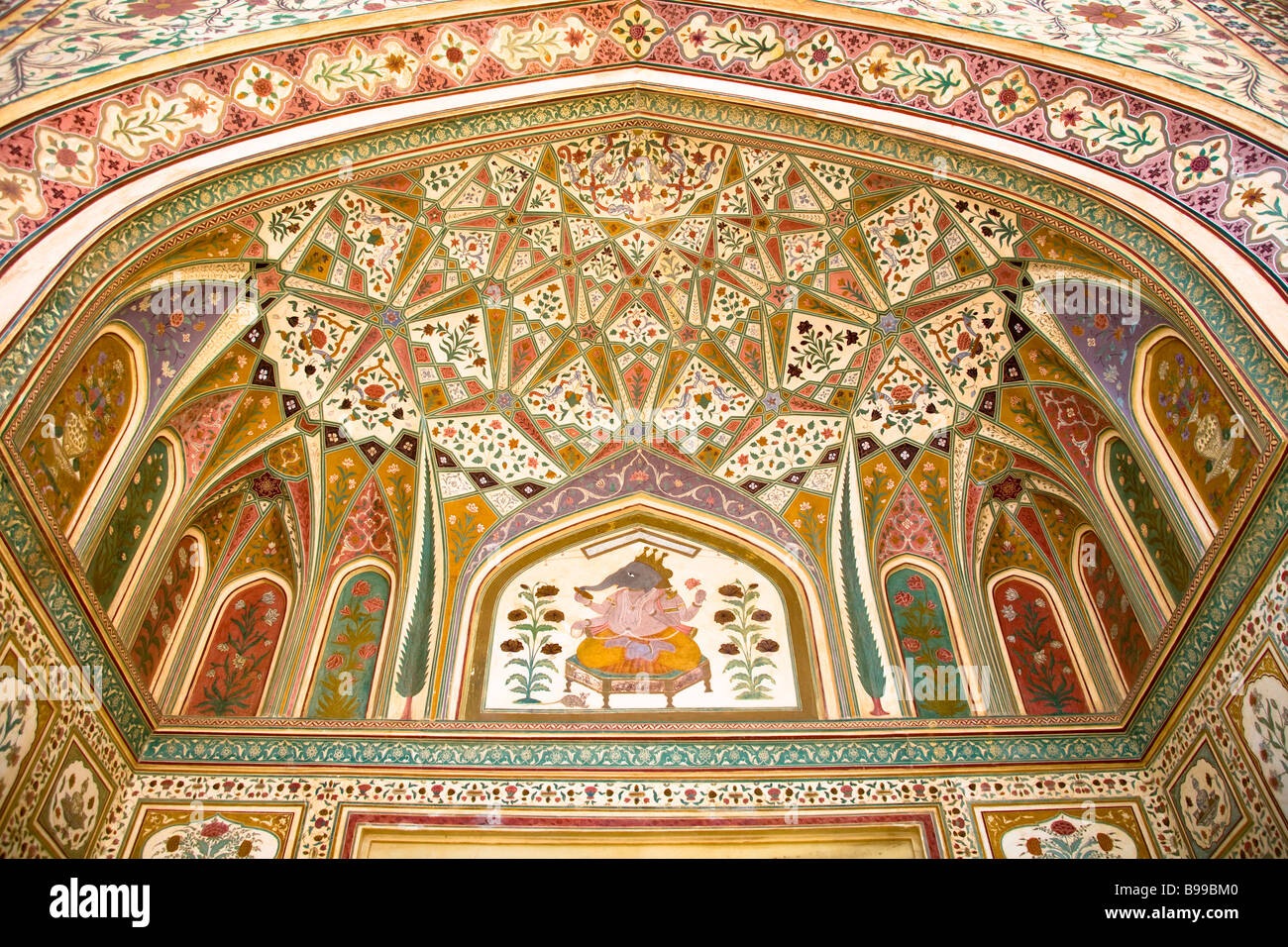 Artwork on Ganesh Pol, Ganesh Gate, in Ambra Palace, noto anche come Forte Amber, ambra, vicino a Jaipur, Rajasthan, India Foto Stock