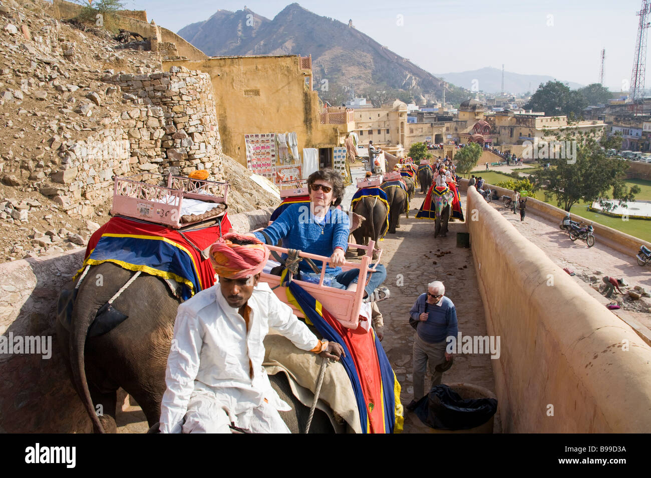 Mahouts e turisti a cavallo di elefanti, Ambra Palace, ambra, vicino a Jaipur, Rajasthan, India Foto Stock