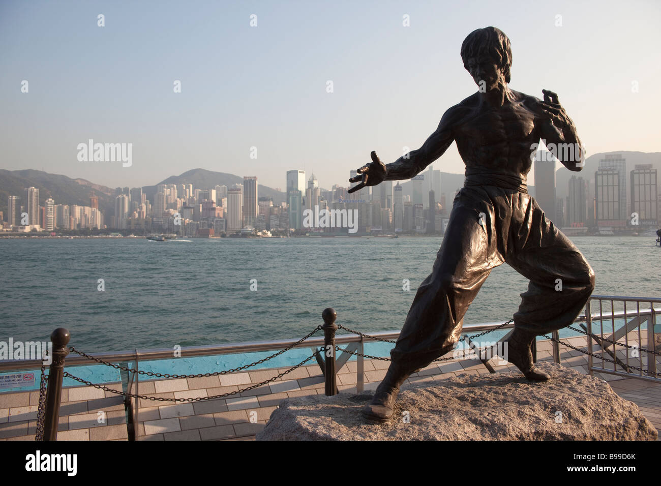 Bruce Lee statua Avenue of Stars e Tsim Sha Tsui Promenade di Hong Kong Foto Stock