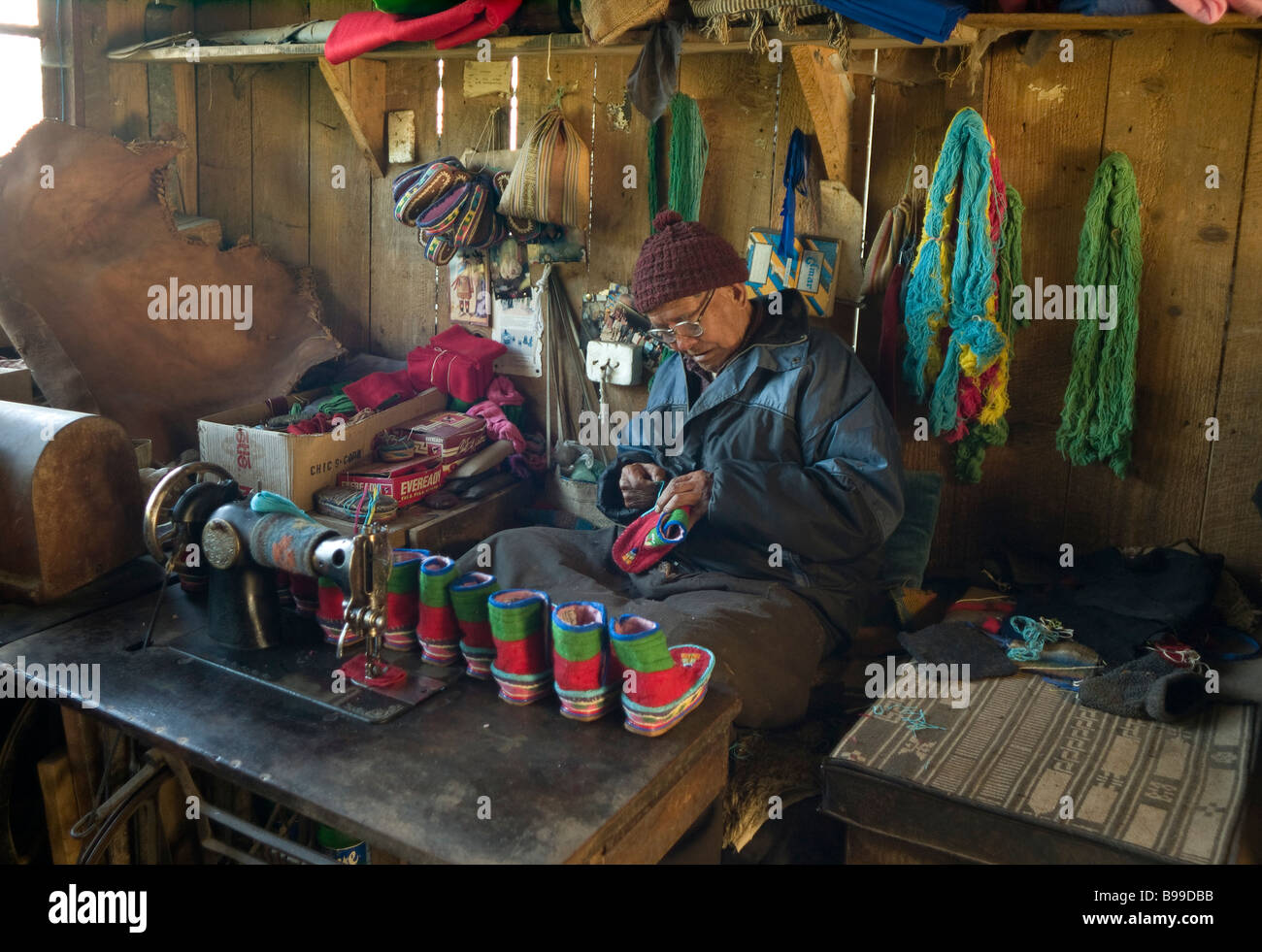 Un uomo fa i tradizionali colorati stivali tibetano il rifugiato Self Help Center a Darjeeling Bengala ovest colline India Foto Stock