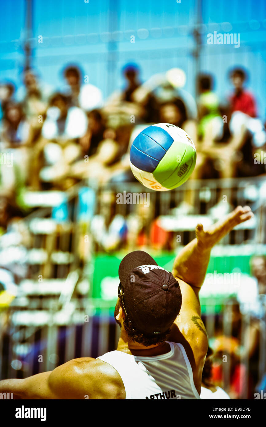 Uomo a giocare a beach volley Foto Stock