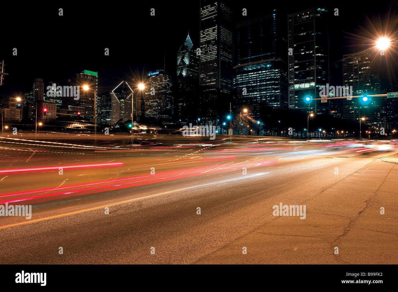 Il traffico autostradale luci e sullo skyline di Chicago sotto il cielo al tramonto Foto Stock