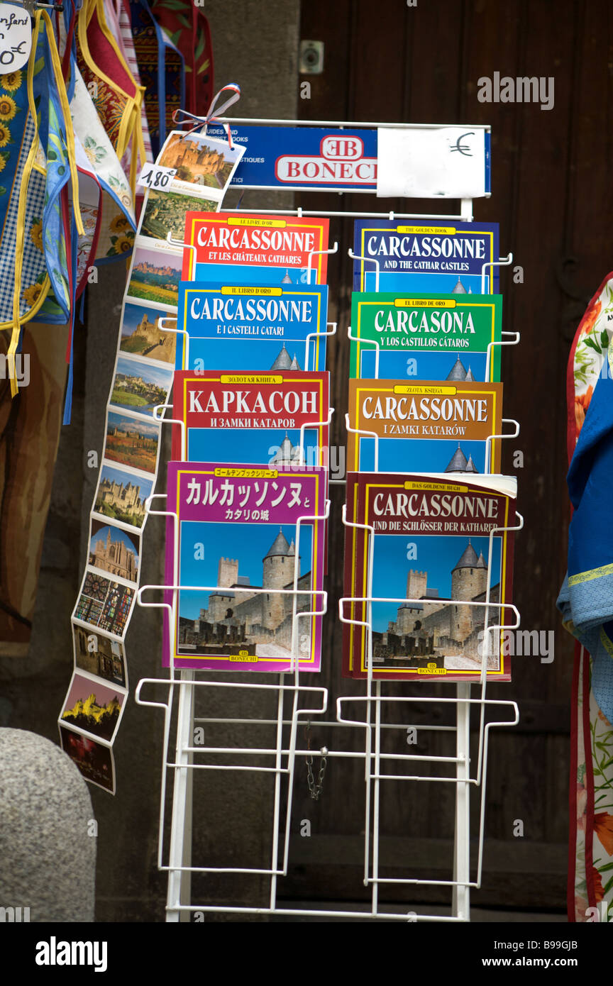 Guide a Carcassonne in varie lingue su un bookstand in Carcassonne Languedoc Francia Foto Stock