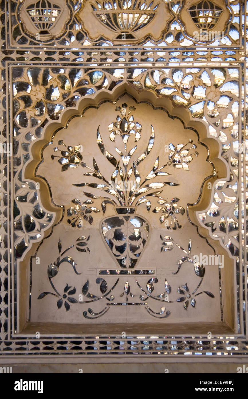 Parete nella Sala degli Specchi, Sheesh Mahal, in Ambra Palace, noto anche come Forte Amber, ambra, vicino a Jaipur, Rajasthan, India Foto Stock