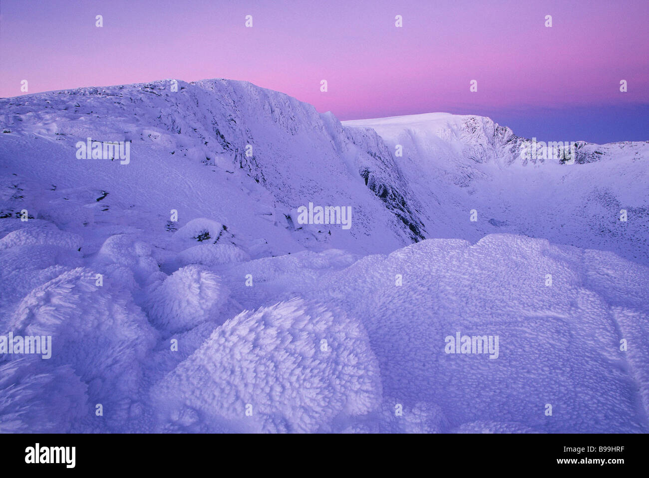 Ice-rocce scolpite all'alba, Northern Corries, Grampian Mountains. Cairngorms National Park Foto Stock