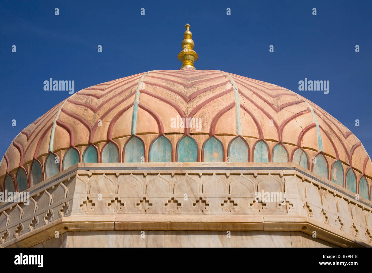 Cupola colorata di edificio in Ambra Palace, noto anche come Forte Amber, ambra, vicino a Jaipur, Rajasthan, India Foto Stock